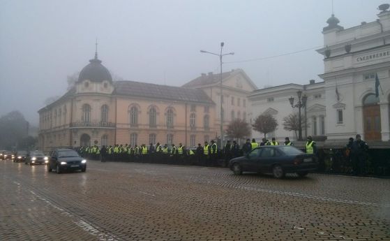 Полиция пред парламента на 10 януари 2013 г. Снимка: Константин Павлов-Комитата
