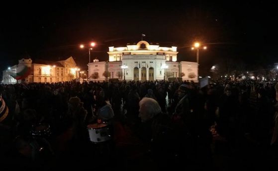 Над 200 души се събраха в центъра на София на редовния вечерен протест. Снимка: Константин Павлов - Комитата