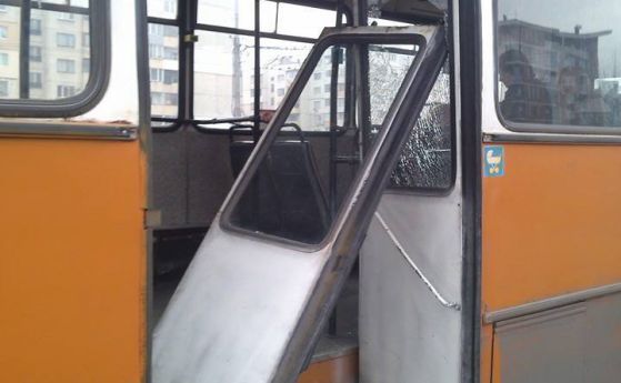 Срутената врата на автобус 78. Снимка: Ангел Златков