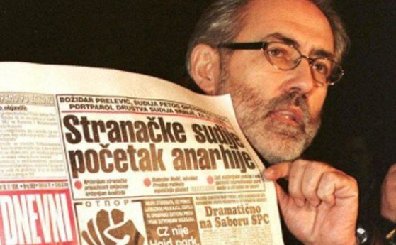 Славко Чурувия (1949 - 1999) с вестник „Дневни телеграф“ в ръка.
