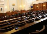 Граждани причакаха Орешарски с плакат "Оставка" в пленарна зала