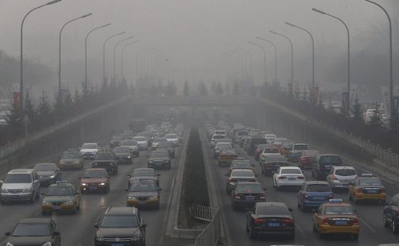Хиляди китайци гледат изгрева на телевизионни екрани заради смога в Пекин