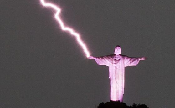 Мълния повреди статуята на Исус Христос в Рио де Жанейро