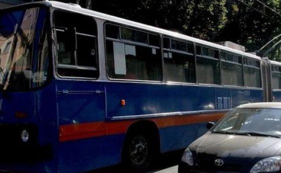 Камион скъса кабелната мрежа и остави София без тролейбуси 1 и 4 за няколко часа.
