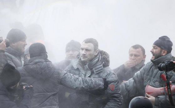 Протестиращите в Киев влязоха в тежки сблъсъци с милицията