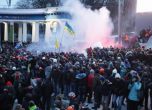 Около стадиона на Динамо отново има размяна на камъни и шумови гранати между полиция и протестиращи.