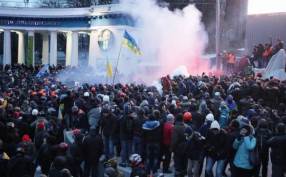 Коктейли "Молотов" и гумени куршуми летят в Киев 