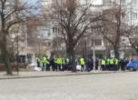 Над 100 полицаи пазят петима протестиращи