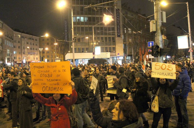 Пред паметника на Патриарх Евтимий започна протестът срещу плановете за застрояване на крайбрежието на Царево, Арапя, Корал и на големи части от Природен парк Странджа. Снимка: Сергей Антонов