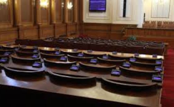Парламентът съкрати работния ден заради липса на кворум