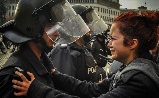 Снимката на Деси с полицая в класация за топкадри от световните протести