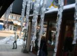 Общината сваля опасните ледени висулки в София
