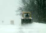 Снегът скова 5 области, затвори училища и летища