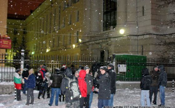 За разлика от снощи, тази вечер полицията не допусна протестиращите да стигнат до окупирания университет.
