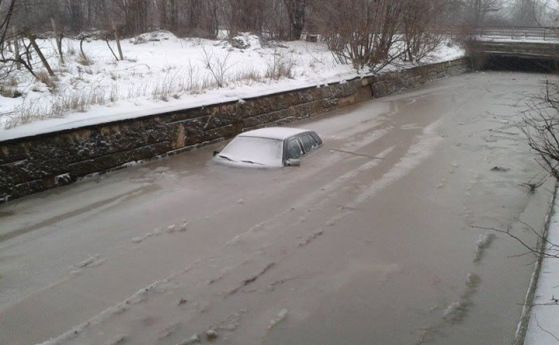 Затварят участъка, в който кола потъна под вода край Варна