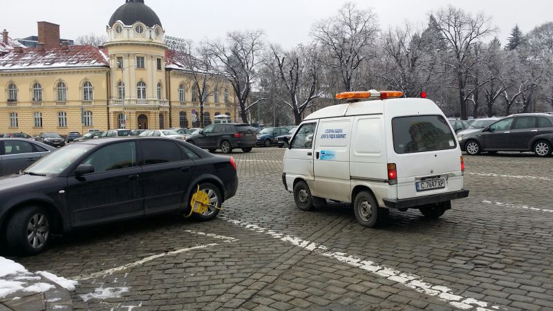 Закопчаните депутатски коли.