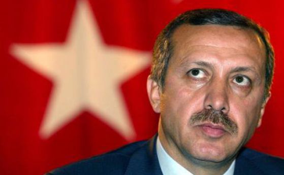 Турските власти уволняват полицаи и юристи разследвали корупция сред политическия елит