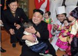 Ким Чен Ун с усмивка на лице се радва на малчуганите
