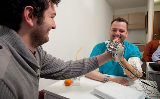 Бионична ръка предава усещания за допир (видео)