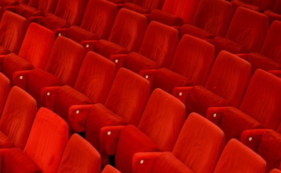 ЕК: Европейците свалят филми от нета, защото нямат избор в киносалона