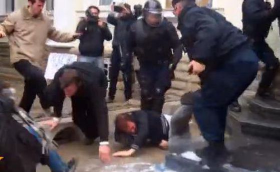Студентска революция в Косово, най-малко 15 са ранени (видео)
