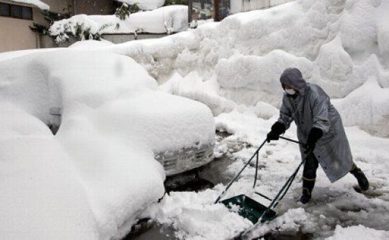 5 загинали и стотици пострадали след снежната буря в Япония 