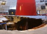 Огромна дупка в пода на американски музей глътна 8 скъпи коли