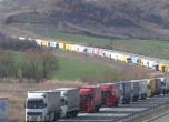 Опашки от камиони продължават да чакат на границата с Турция
