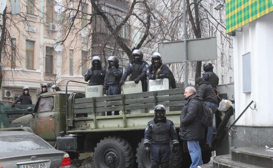 Протестиращи подготвят блокада на парламента в Киев