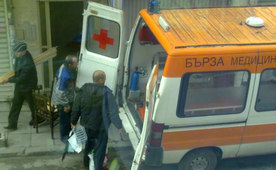 Линейка ползвана за хамалски услуги - вози мебели вместо пациенти (снимки)