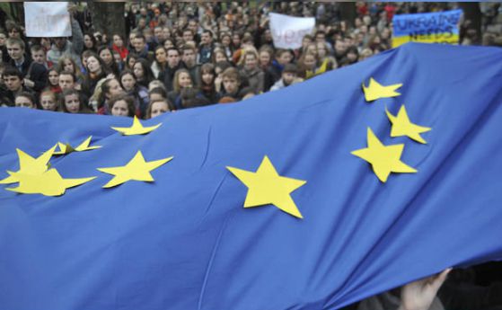 ЕС дава на Украйна повече пари от Русия, Киев иска още