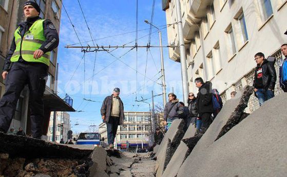 Улиците на Враца осеяни с кратери след ремонт за 136 млн. лева (снимки)