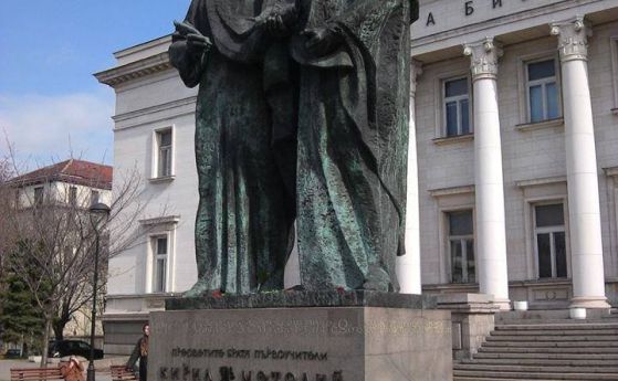 Поруганият паметник на светите братя Кирил и Методий преди Националната библиотека.