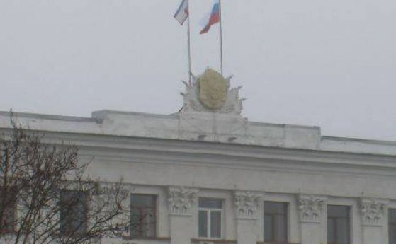Активисти превзеха кримския парламент и развяха руския флаг (на живо от Симферопол)