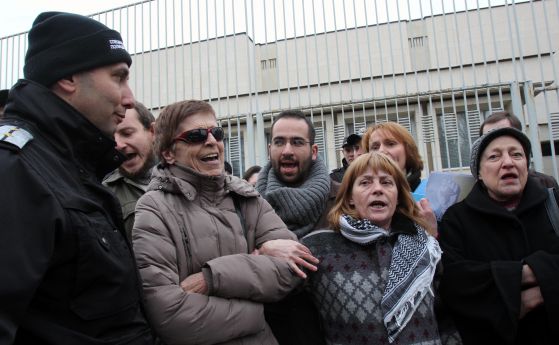Арест и сблъсъци на протеста пред руското посолство (снимки и видео)