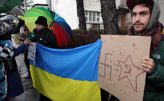 Десетки отново на протест пред Руското посолство