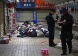 Полицаи проверяват непотърсени багажи на жп гара Кунминг след атака с нож срещу пътниците. Вторник, 02 март 2014