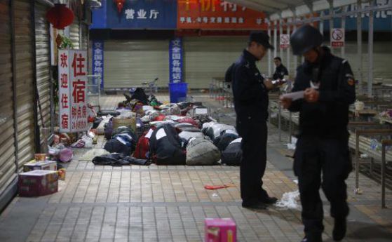 Полицаи проверяват непотърсени багажи на жп гара Кунминг след атака с нож срещу пътниците. Вторник, 02 март 2014