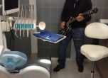 Български зъболекар-китарист зарадва актьора Пиърс Броснън