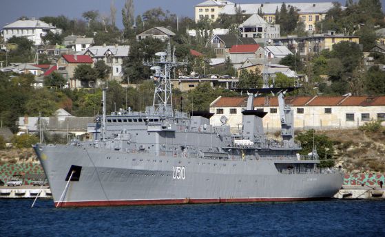 Украински кораб отблъсна опит за абордаж в Крим