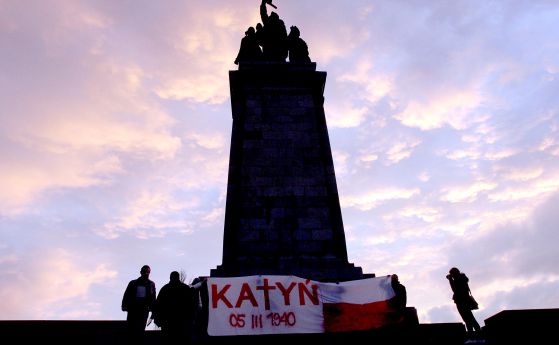 Стотина почетоха трагедията в Катин пред Паметника на съветската армия