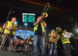 Музиканти със светлоотразителни жилетки в подкрепа на "Софийски солисти"