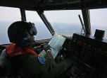 индонезийски пилот се подготвя за издирването на изчезлания малайзииски самолет.Boing 777. 
