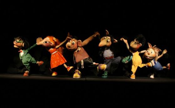 Огнено шоу, акробати и гигантски кукли откриват Кукления театрален салон