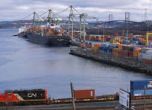 Контейнер с опасни химикали падна в канадско пристанище