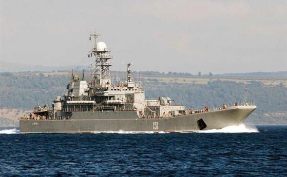 Руски десантен кораб приближава Севастопол