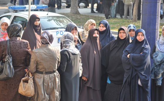 Жени от Пазарджик на протест в подкрепа осъдения имам