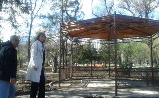 Йорданка Фандъкова проследи как върви ремонтът на Докторската градина.