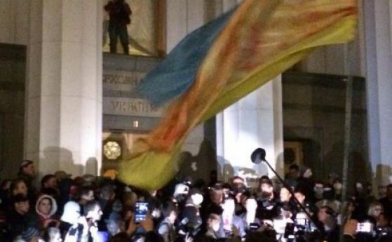 "Десен сектор" щурмува украинския парламент