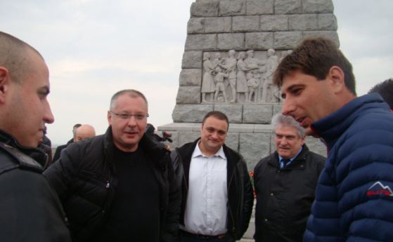 Сергей Станишев пред паметника на Альоша в Пловдив